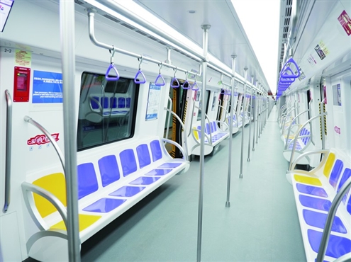 新地铁更宽敞的车体和高载客量,让乘客拥有更舒展的站立空间,出行体验升级 记者 张效嘉 摄